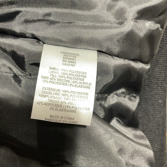 Brand new with tags Pendelton jacket. 2 zipper pockets in front and 1 inside. - Picture 7 of 9